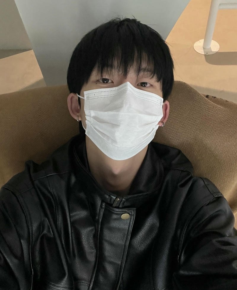Bức hình trai đẹp đeo khẩu trang tóc ngắn gọn