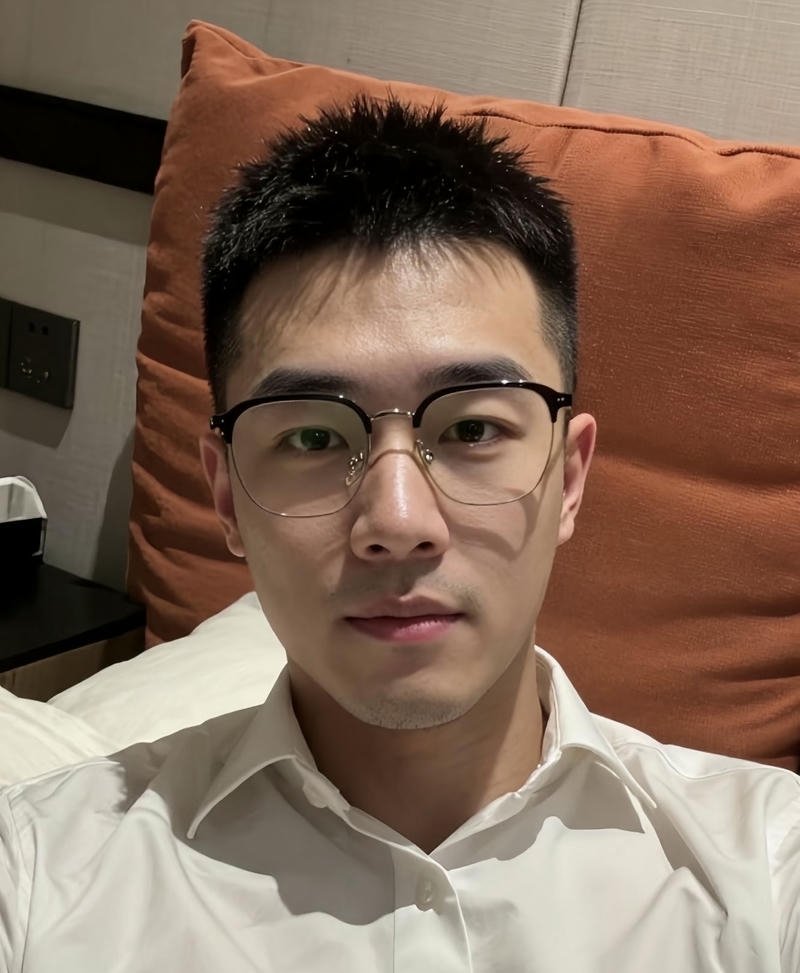 Bức hình trai đẹp đeo kính ánh sáng phản chiếu