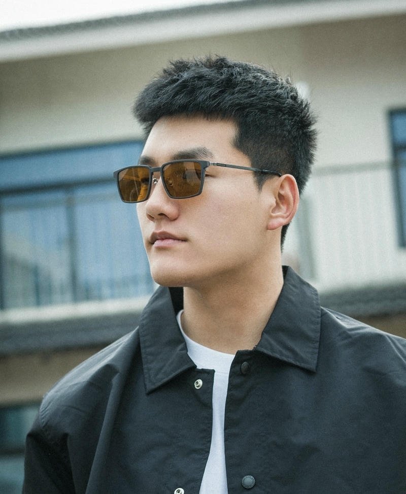 Bức hình trai đẹp đeo kính ánh sáng phủ nhẹ