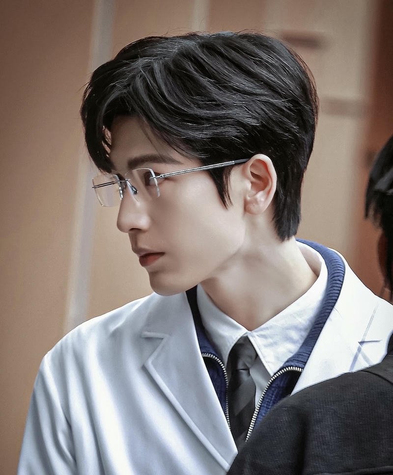 Bức hình trai đẹp đeo kính ánh sáng tự nhiên