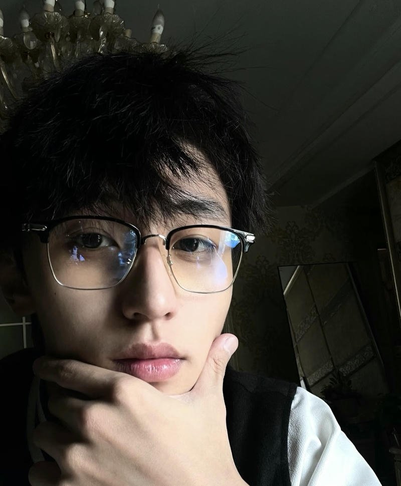 Bức hình trai đẹp đeo kính góc nghiêng nhẹ