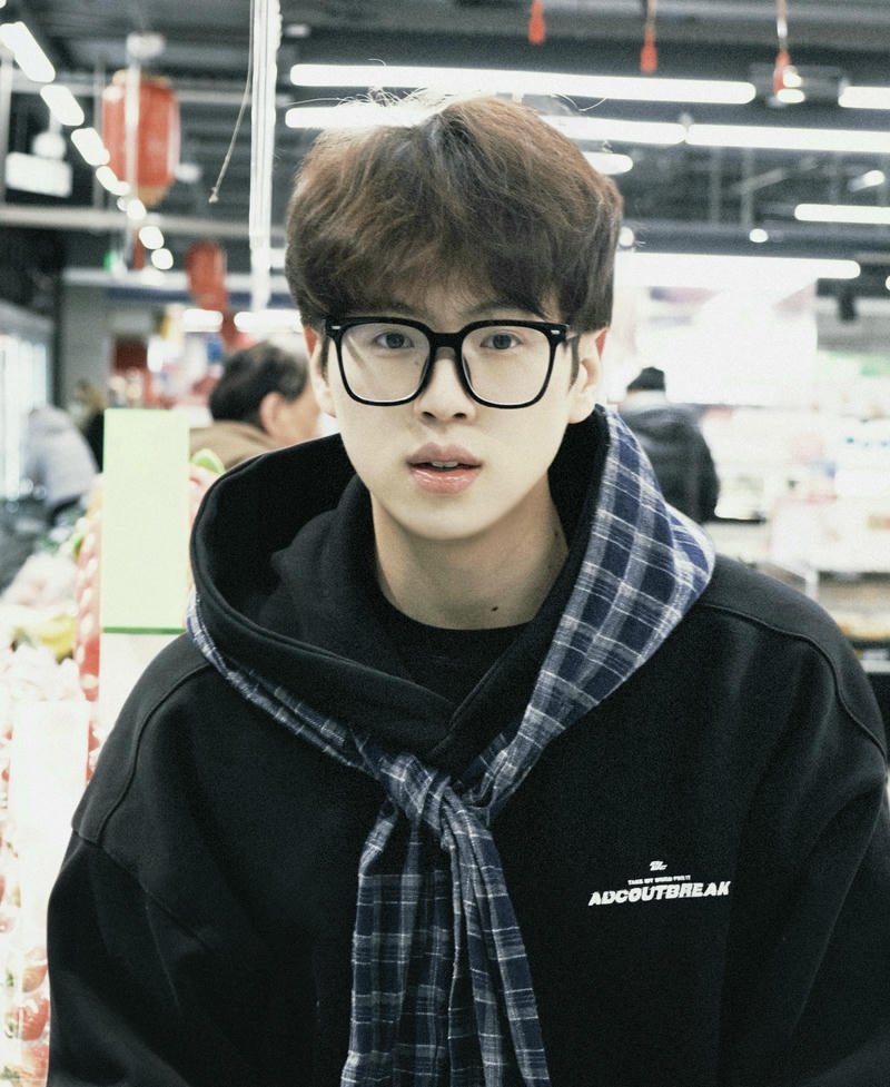 Bức hình trai đẹp đeo kính gọng mảnh rõ nét