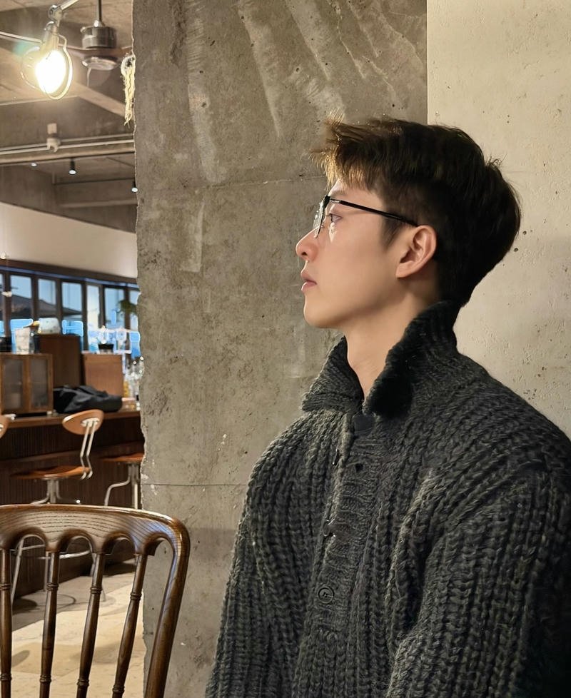 Bức hình trai đẹp đeo kính khung kính sáng rõ