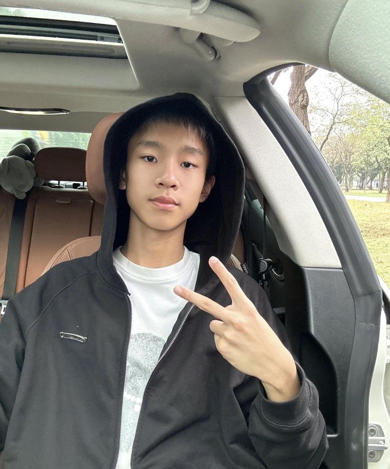 Cậu bạn học sinh tạo dáng đơn giản trong ảnh trai đẹp 2k11