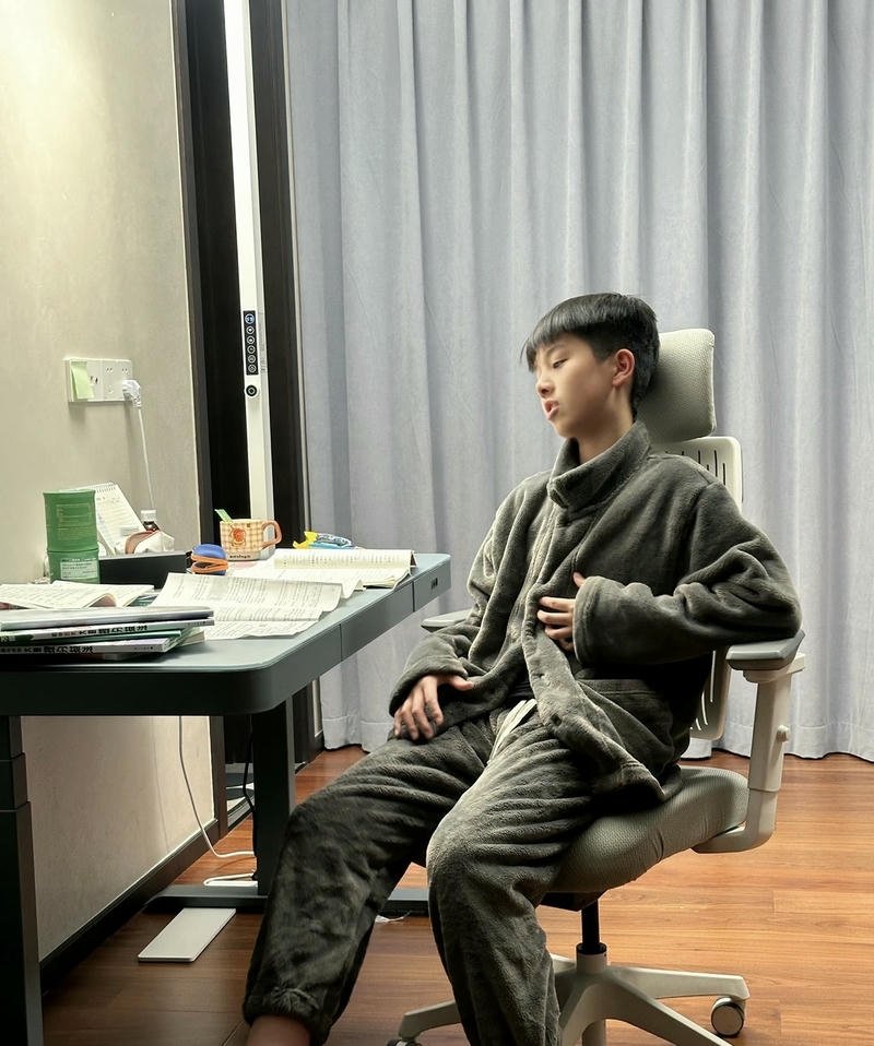 Cậu bạn tuổi teen với mái tóc gọn gàng trong ảnh trai đẹp 2k11