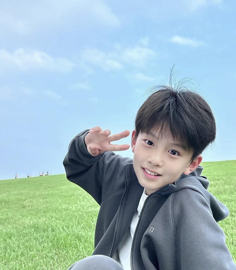 Cậu bé ánh mắt hiền hòa trai đẹp 13 tuổi