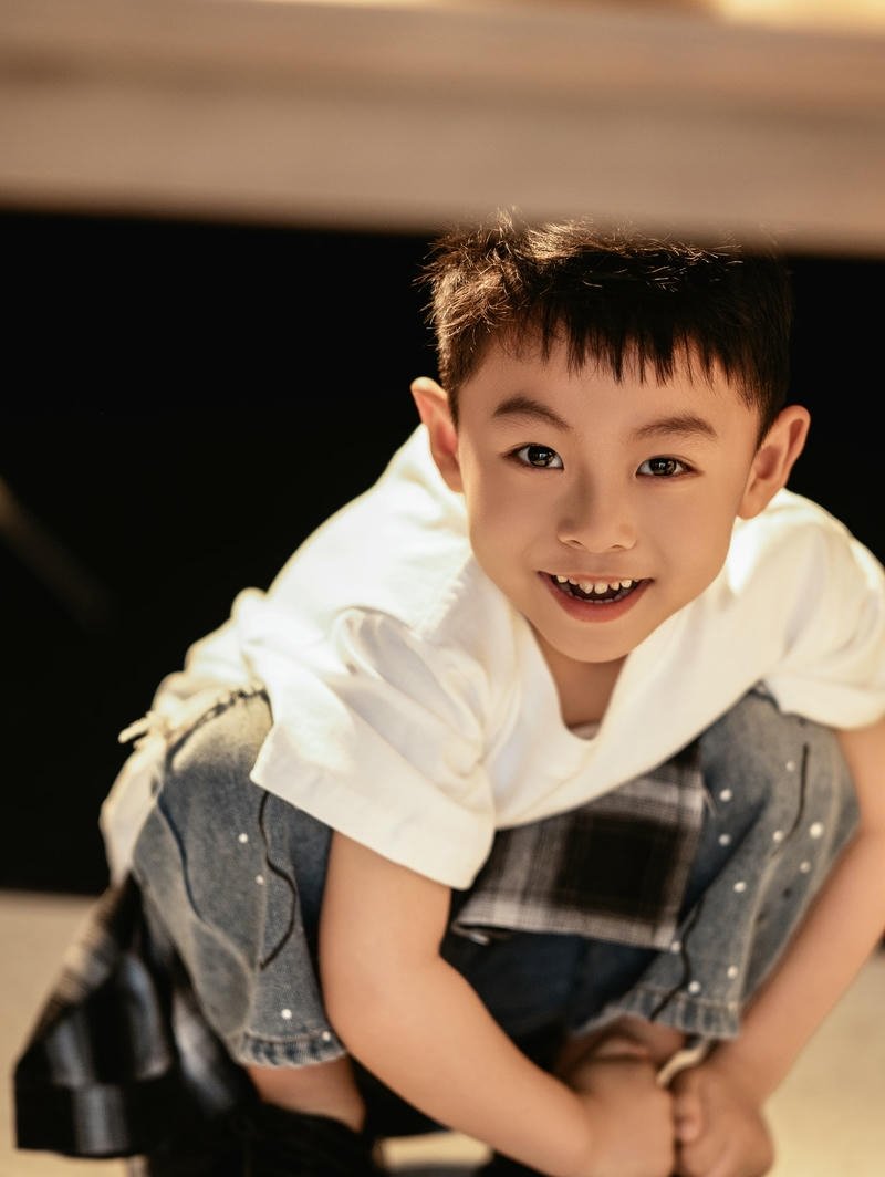 Cậu bé đáng yêu với mái tóc mềm và nụ cười