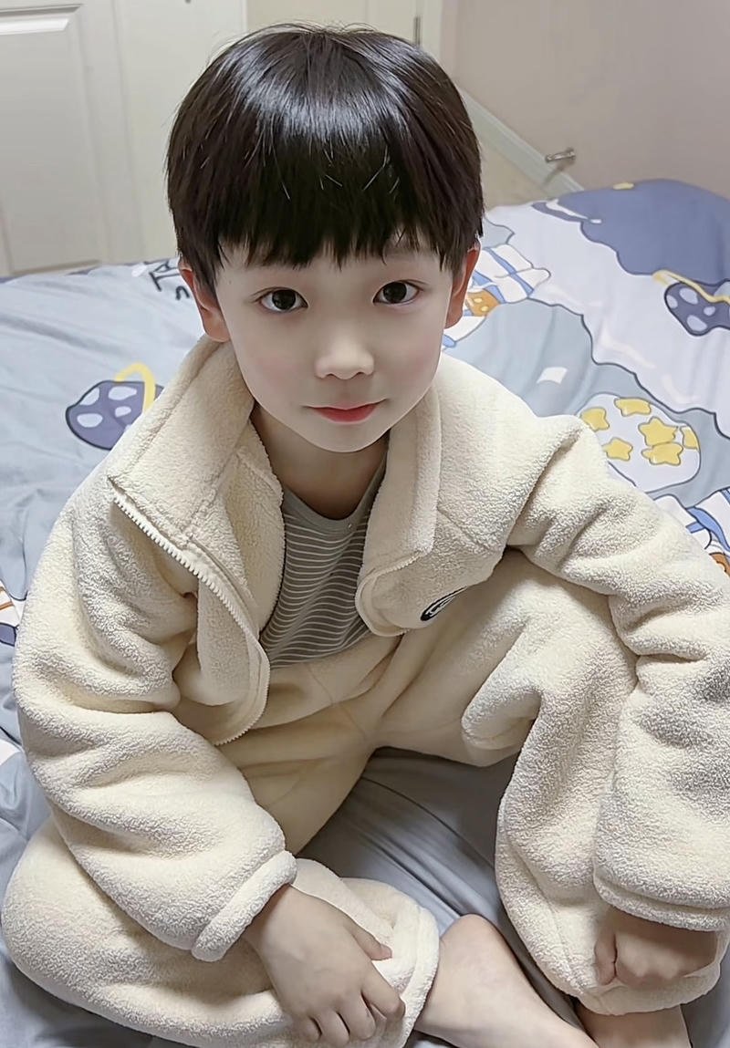 Cậu bé mặc áo khoác mùa đông nhìn rất dễ thương