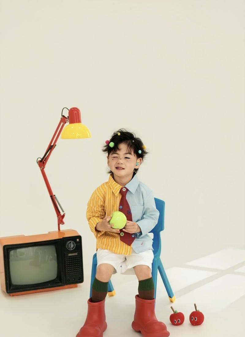 Cậu bé nhỏ đáng yêu với gương mặt rạng rỡ