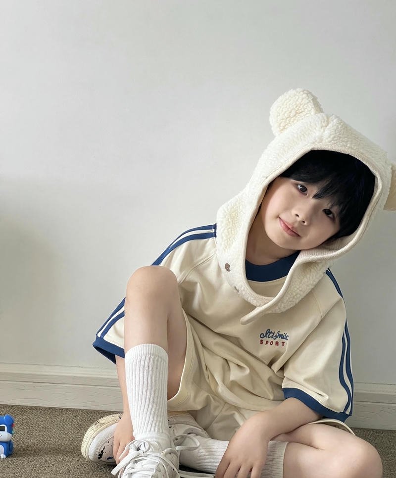 Cậu bé nhỏ mặc áo hoodie với biểu cảm dễ thương
