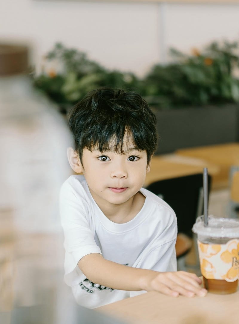 Cậu bé nhỏ mặc áo phông trắng dễ thương