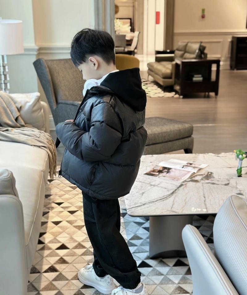 Cậu bé quay lưng đứng trong nhà