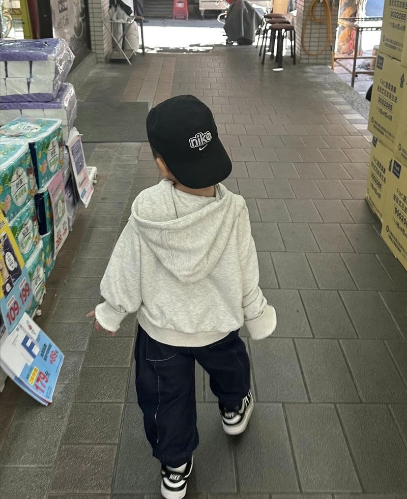 Cậu bé quay lưng trong cửa hàng