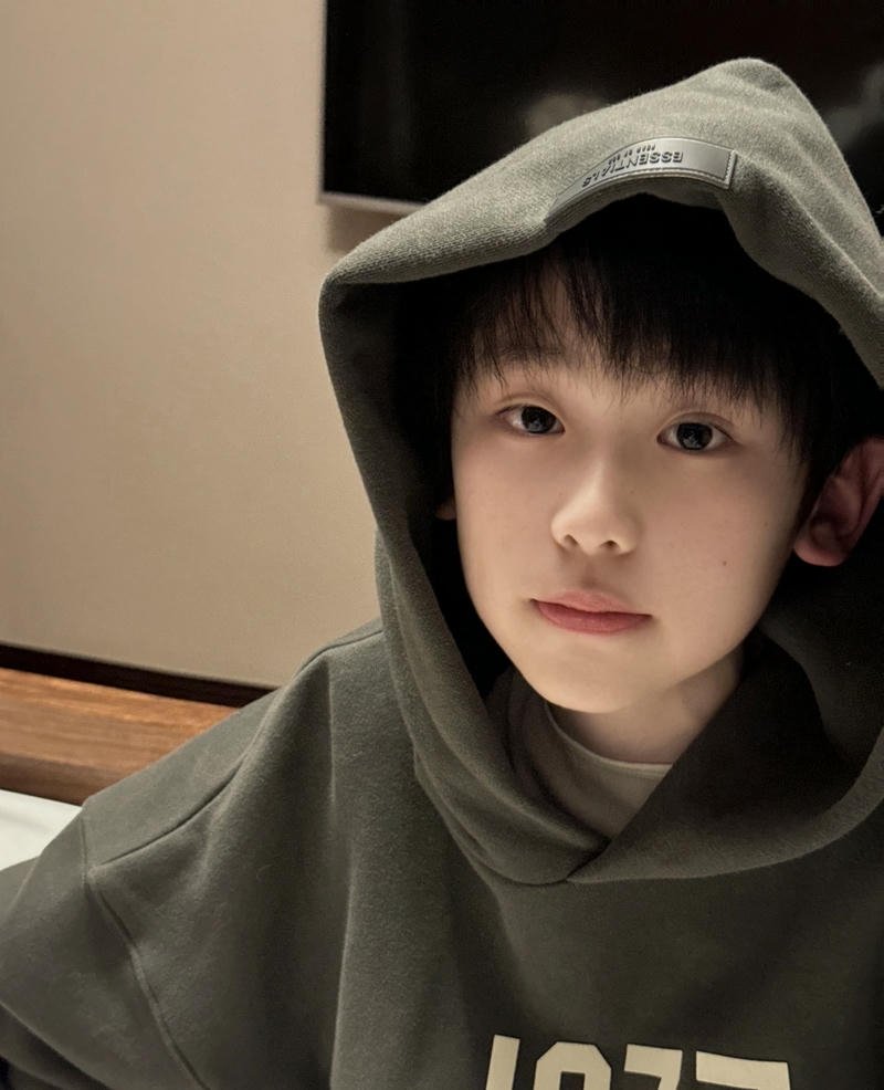 Cậu bé trai đẹp 13 tuổi chụp cận mặt