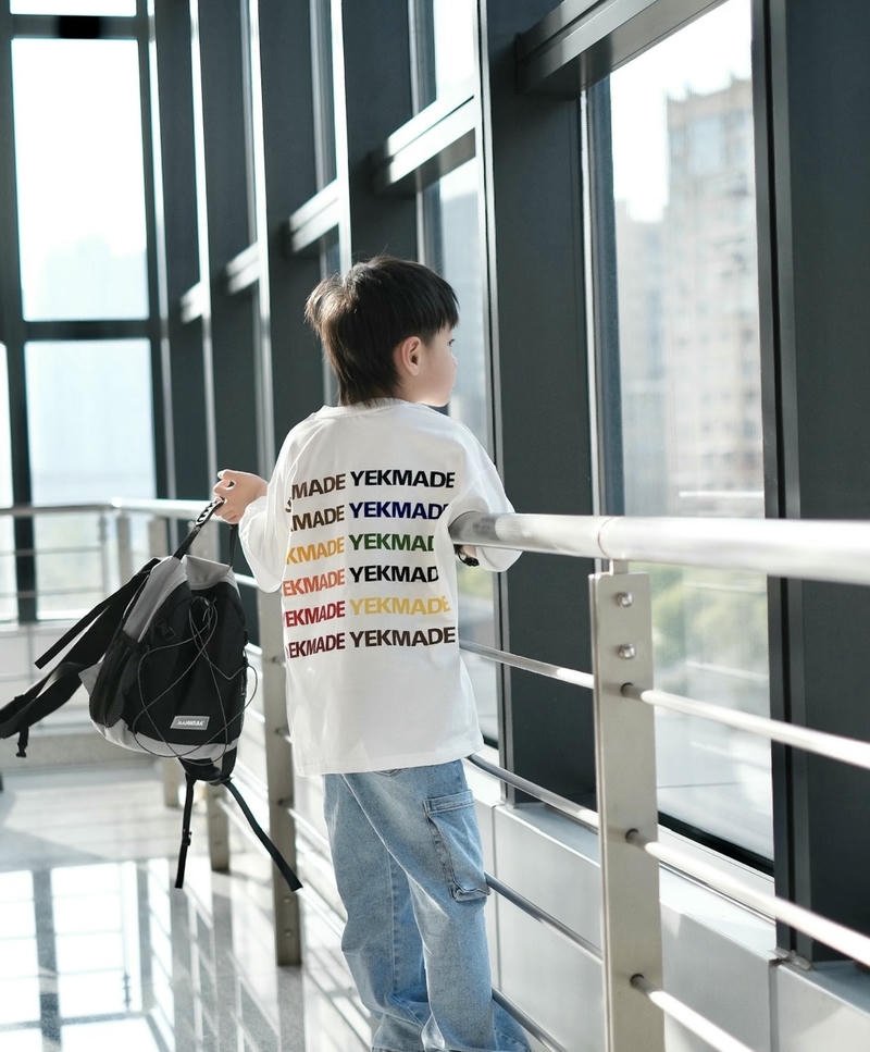 Cậu trai đứng bên lan can, ảnh con trai quay lưng đẹp