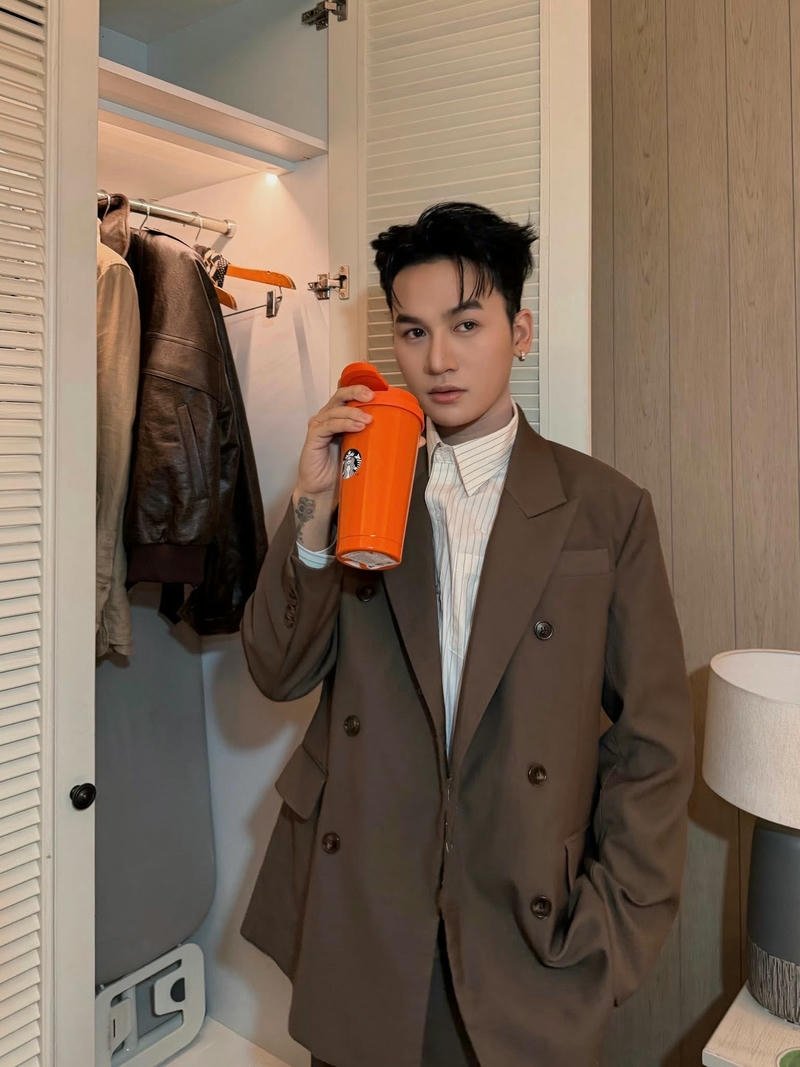 Chân dung Ali Hoàng Dương ánh mắt sâu lắng