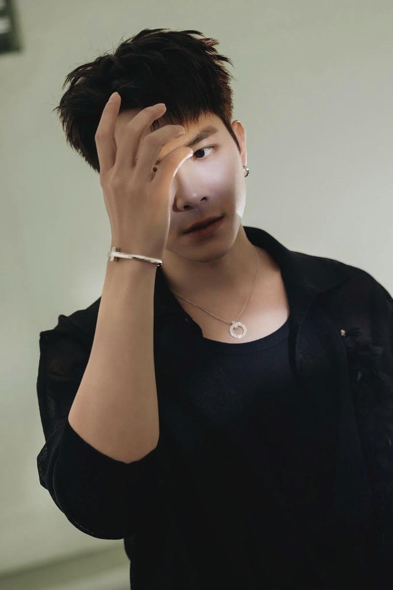 Chân dung Anh Tú Atus ánh sáng mềm nổi bật