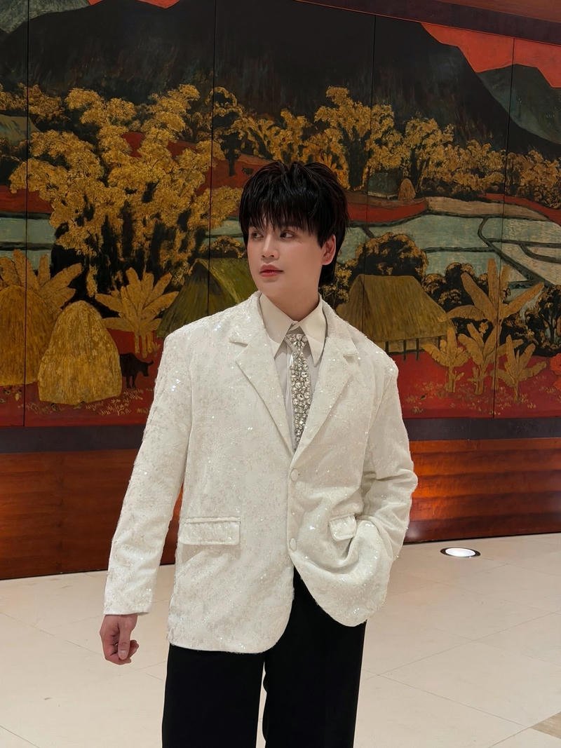 Chân dung Nguyễn Trần Trung Quân đẹp trai ánh nhìn cuốn hút