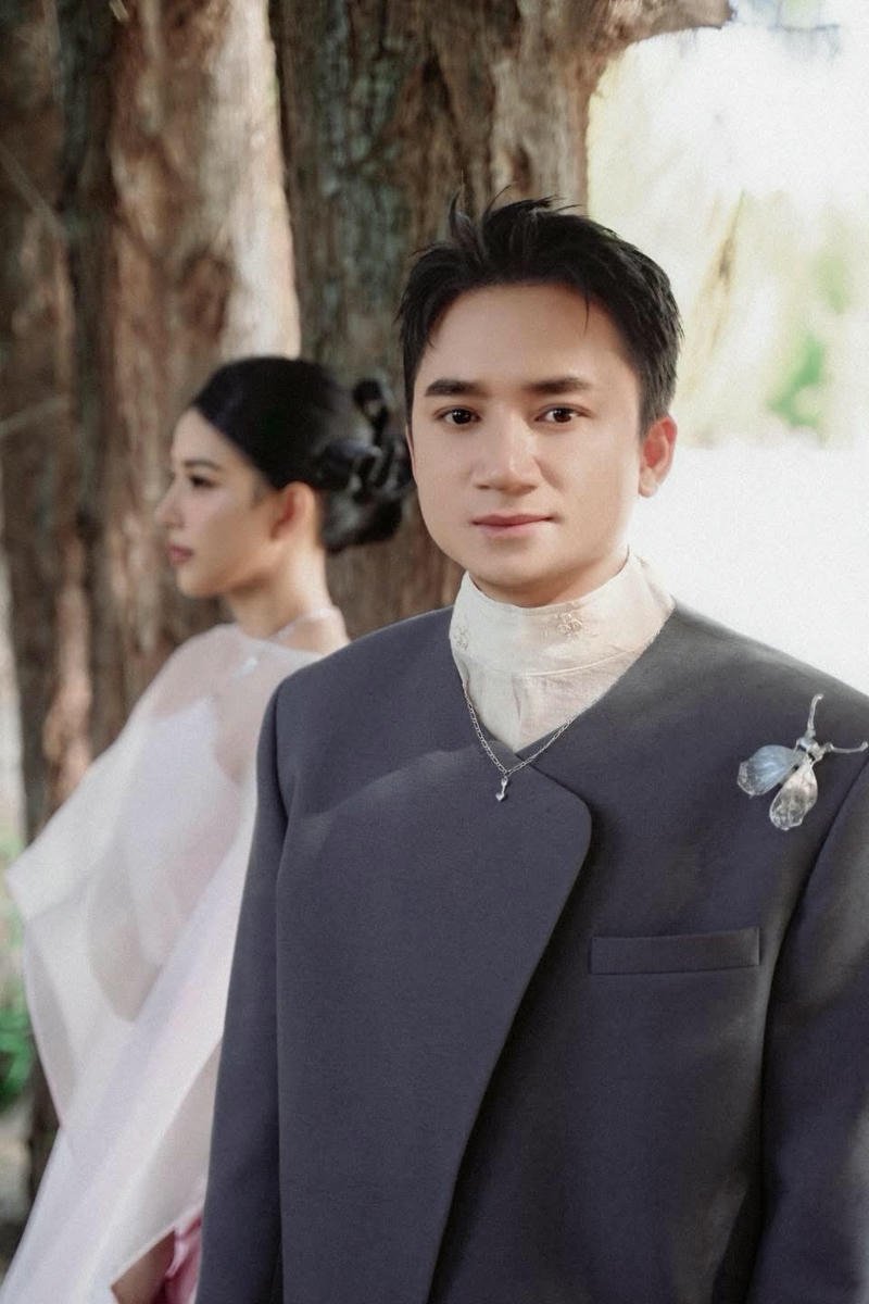 Chân dung Phan Mạnh Quỳnh nền tối giản cho điện thoại