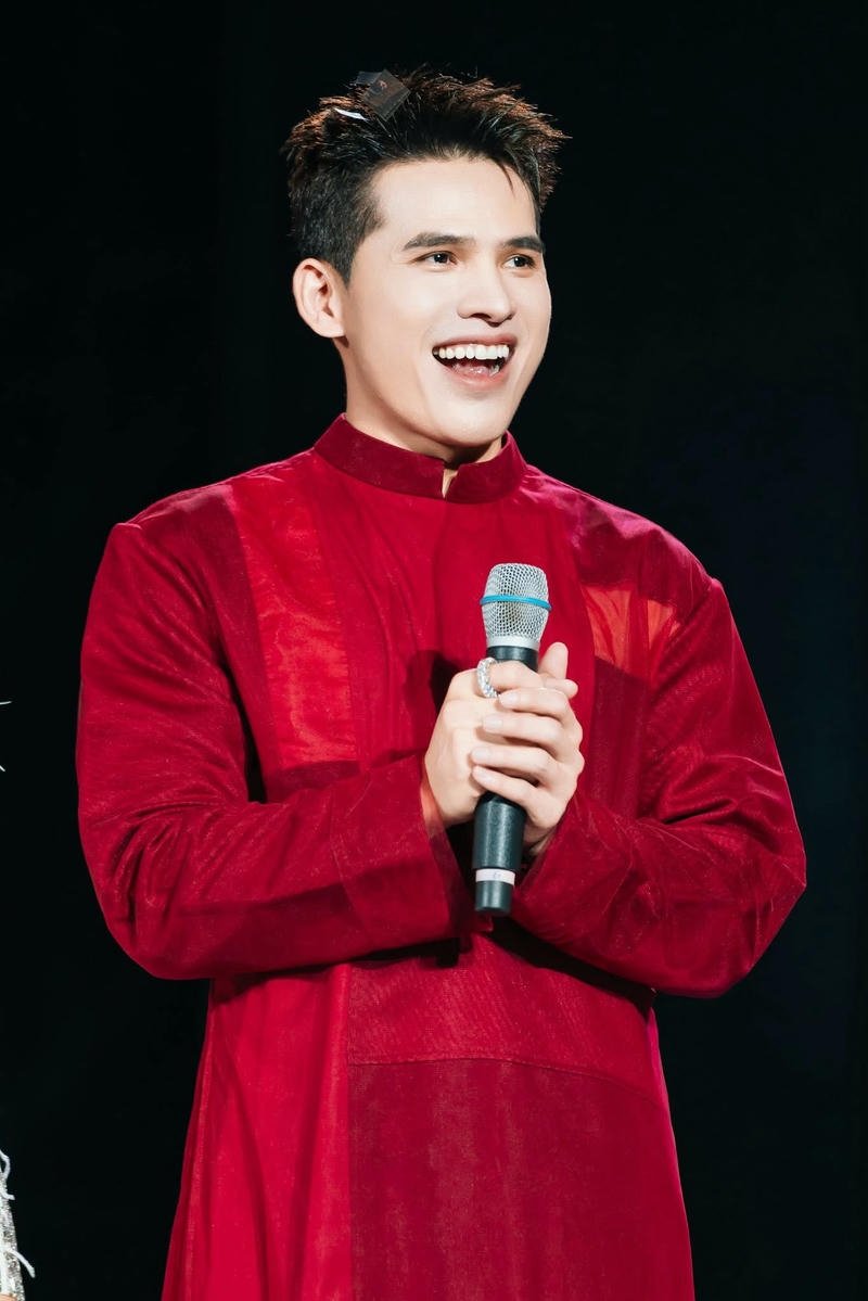 Chân dung Quốc Thiên với nụ cười nhẹ nhàng cuốn hút