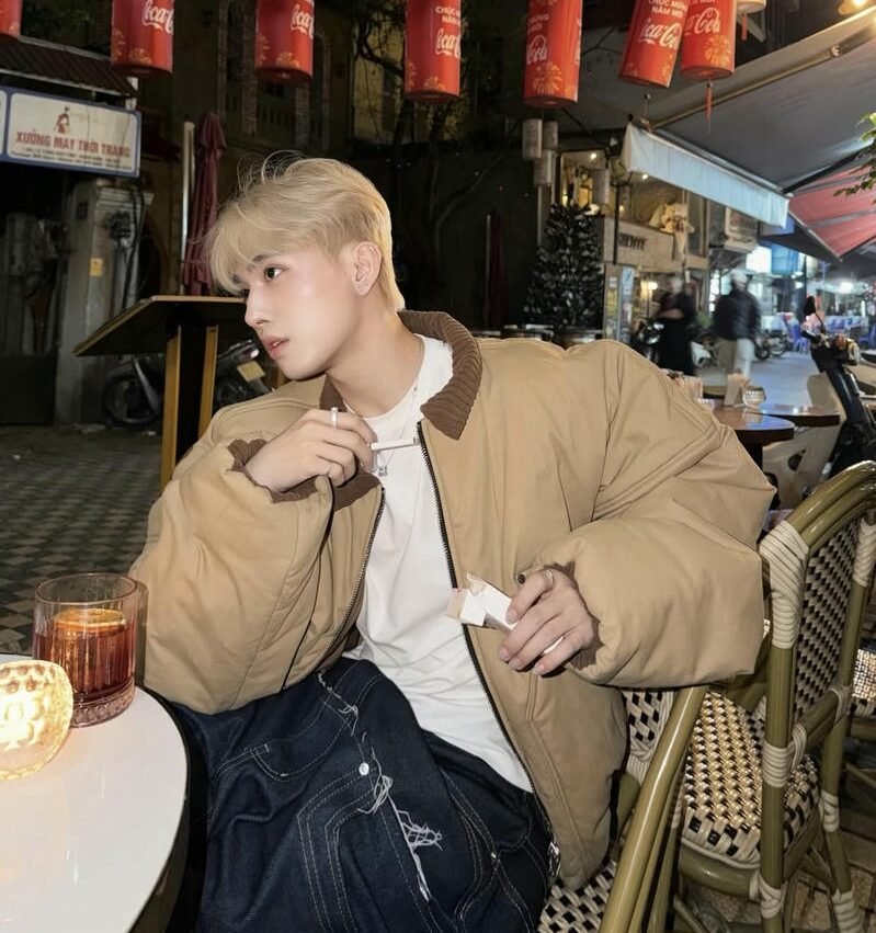 Chân dung ảnh trai đẹp ánh nhìn sâu nụ cười nhẹ