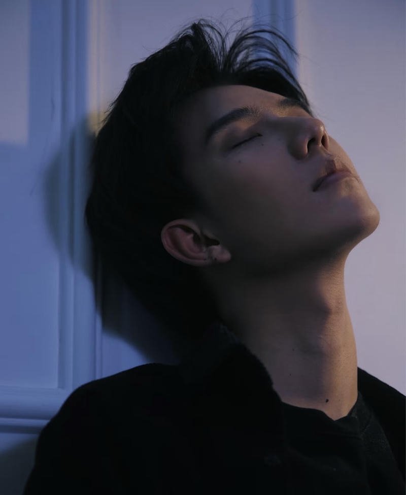 Chân dung buồn trong ánh đèn mờ ảnh lạnh lùng