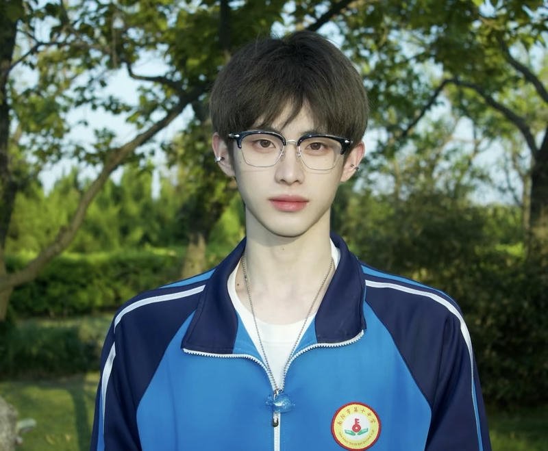 Chân dung học sinh nam đẹp trai đeo kính