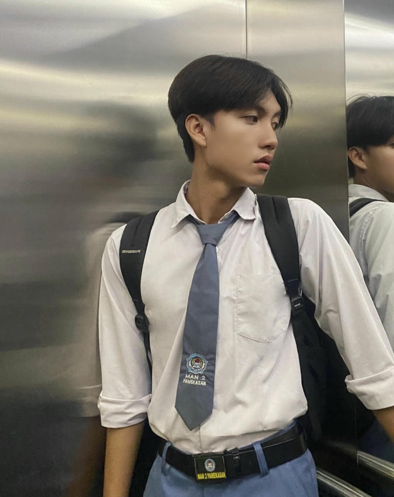 Chân dung học sinh nam đẹp trai trong thang máy