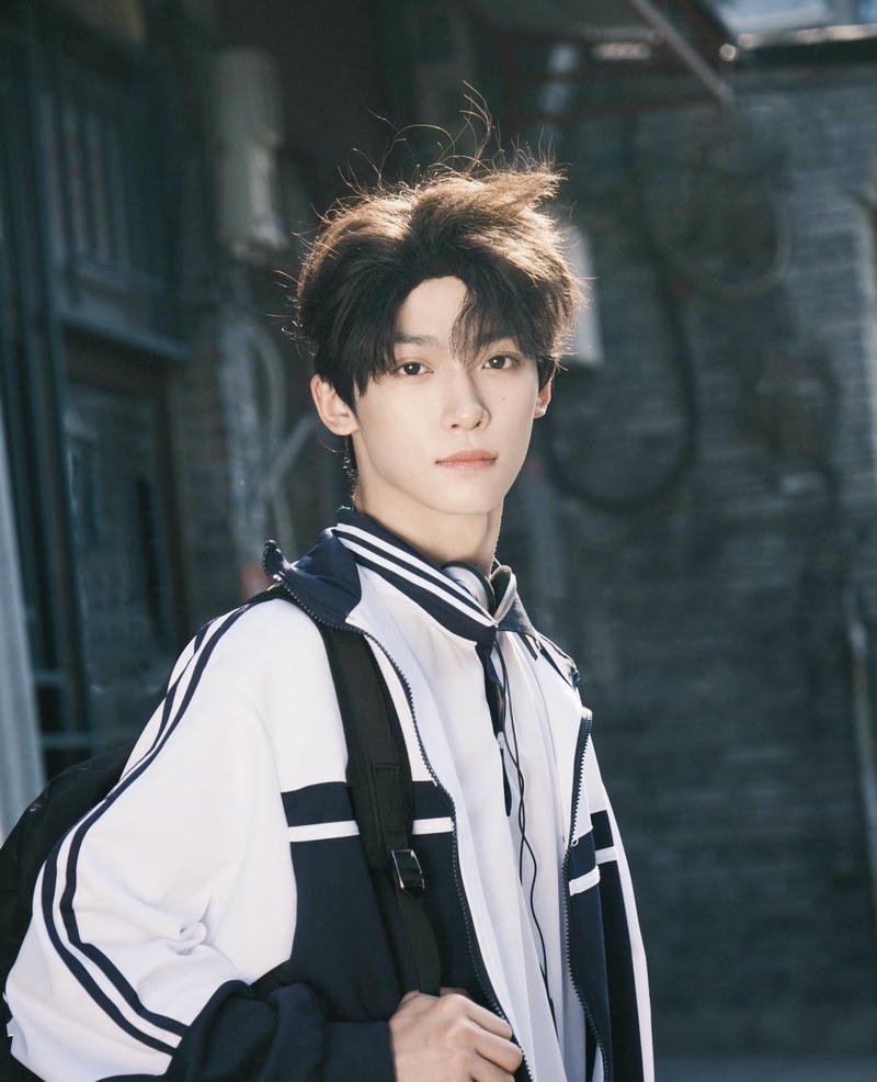 Chân dung học sinh nam điển trai gương mặt sáng sủa