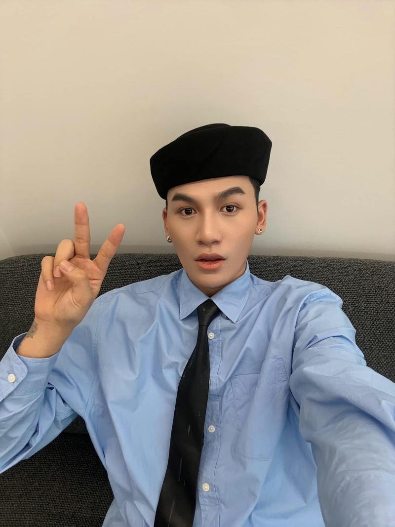 Chân dung nghệ sĩ Ali Hoàng Dương ánh mắt sâu