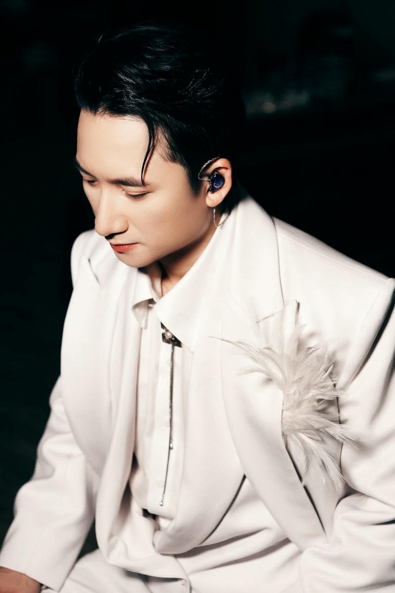 Chân dung nghệ sĩ Phan Mạnh Quỳnh phong cách tối giản đẹp