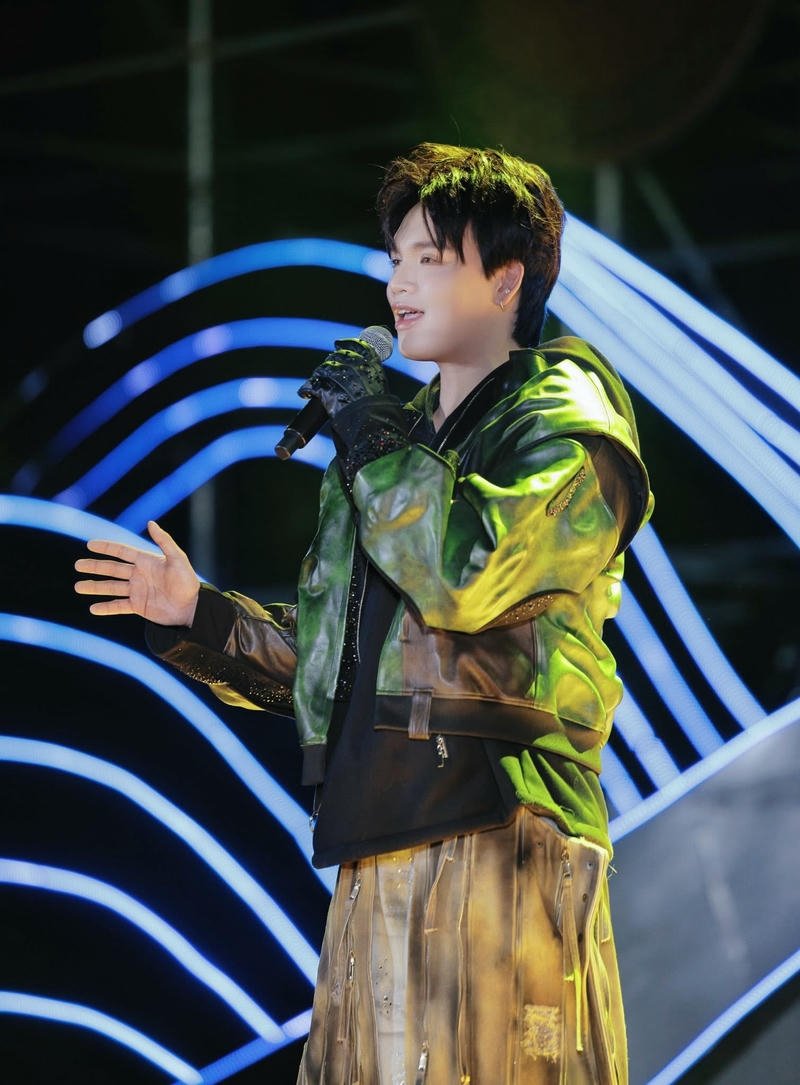 Chân dung nghệ sĩ ánh sáng dịu nhẹ hình nền Nguyễn Trần Trung Quân