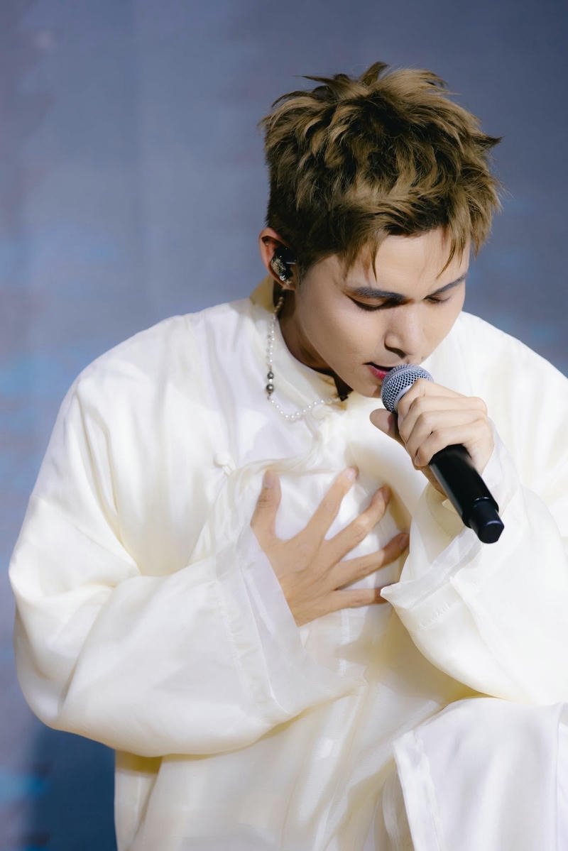 Chân dung nghệ sĩ trẻ trung hình nền Jun Phạm