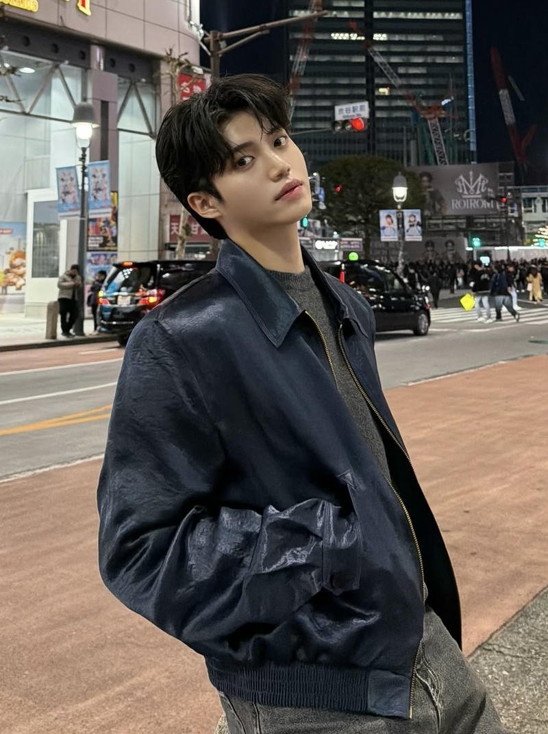 Chân dung trai đẹp Hàn Quốc gương mặt đẹp trai ở phố