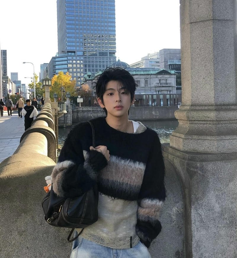 Chân dung trai đẹp nụ cười nhẹ ánh mắt ấn tượng