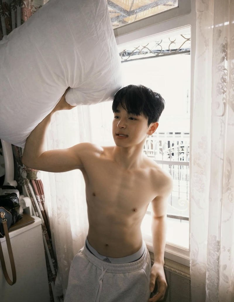 Chân dung trai đẹp nụ cười nhẹ ánh mắt sáng