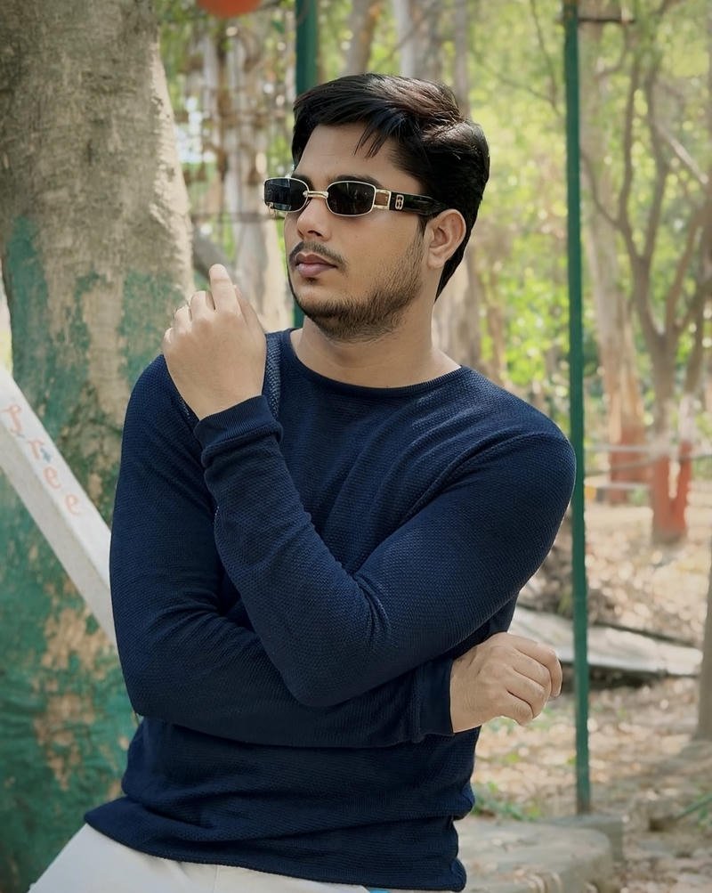 Chàng trai Ấn Độ giản dị nét mặt ngầu