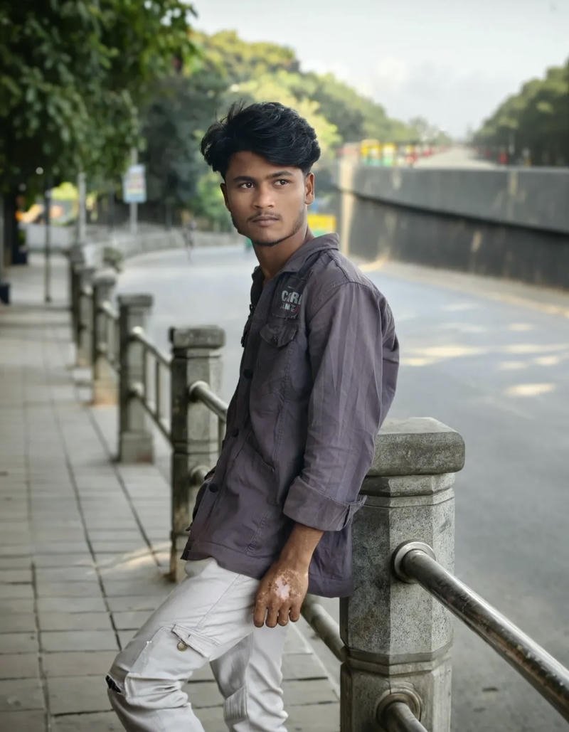 Chàng trai Ấn Độ lịch thiệp dáng vẻ nam tính