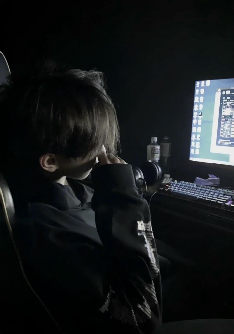 Chàng trai Trung Quốc dùng tay che nửa khuôn mặt