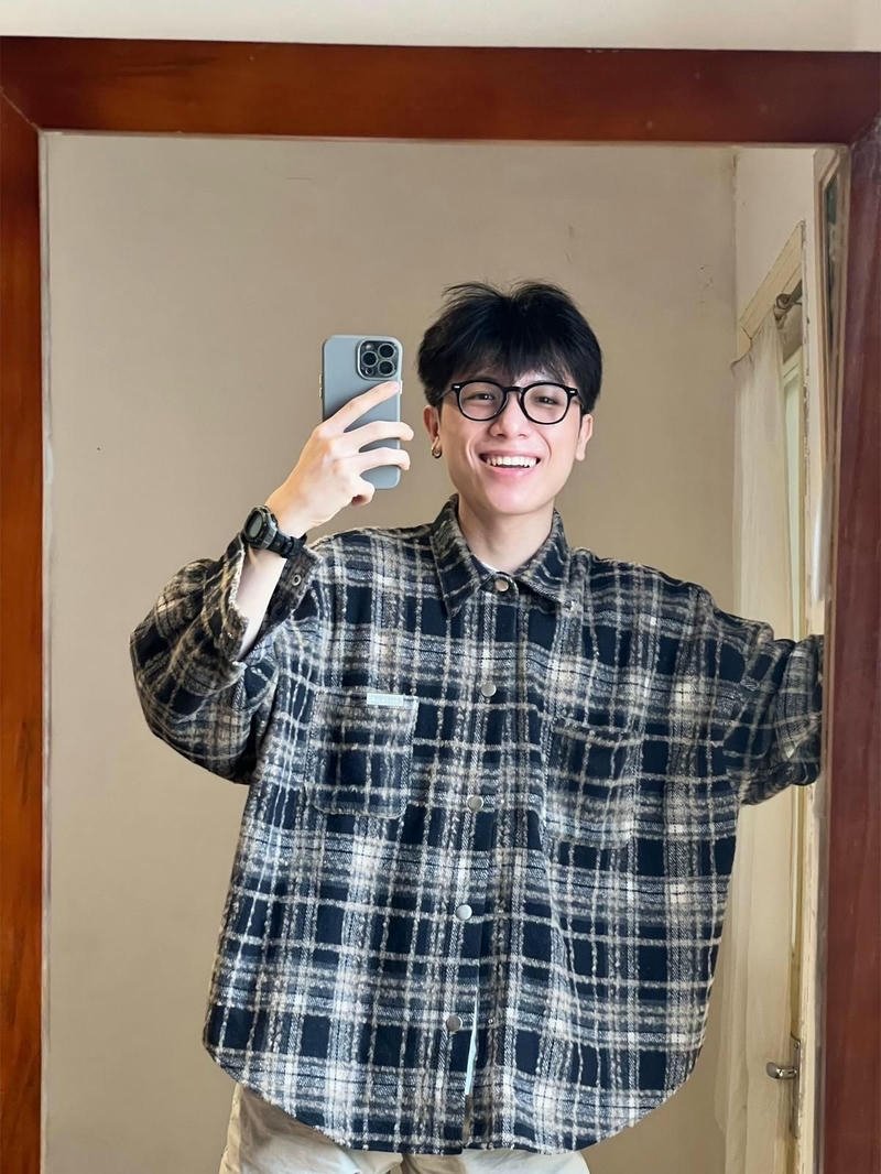 Chàng trai Việt Nam đứng giữa không gian rộng