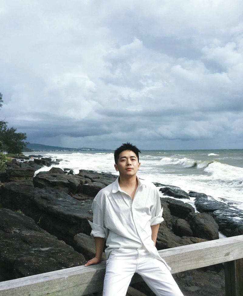 Chàng trai Việt Nam đứng ngoài trời đầy cuốn hút