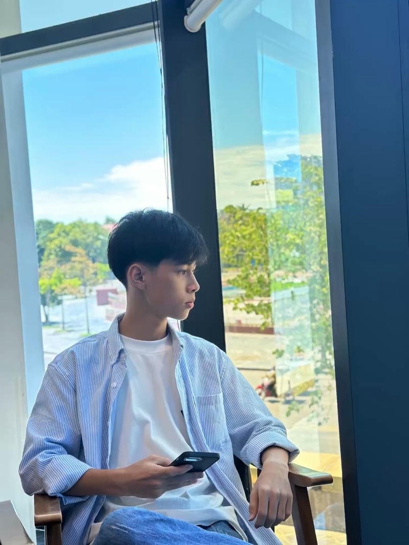 Chàng trai Việt Nam với ánh mắt sáng rõ