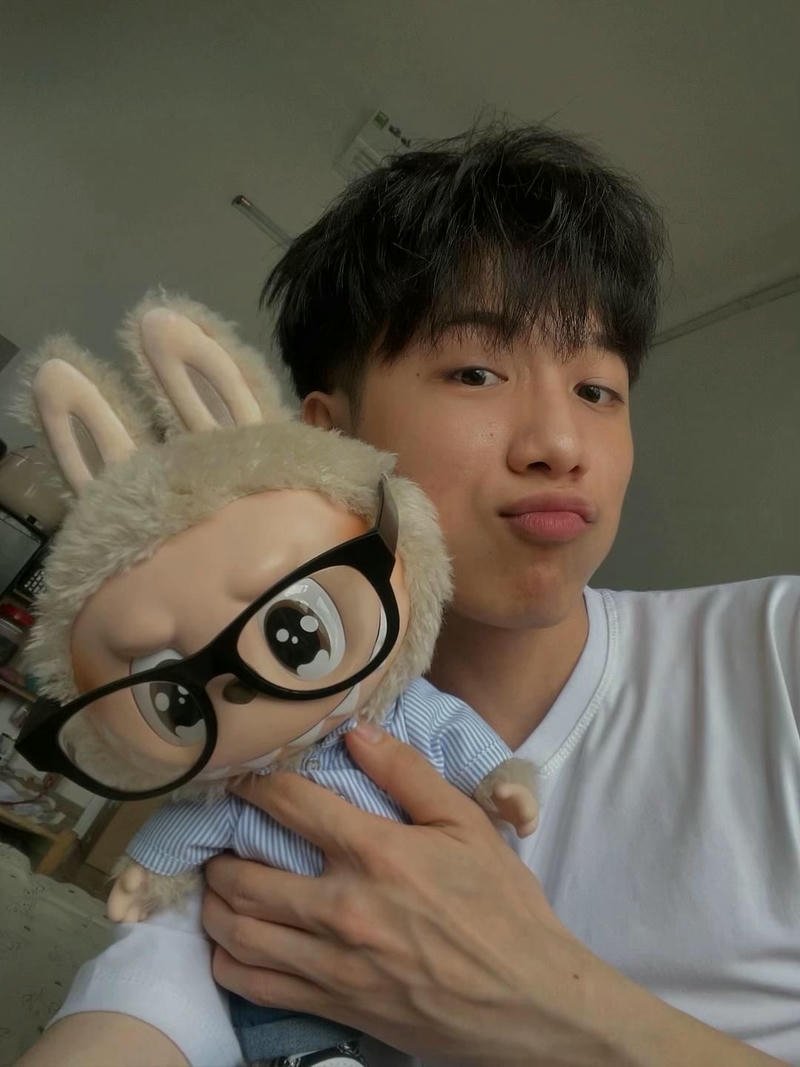 Chàng trai Việt Nam với ánh nhìn nhẹ nhàng