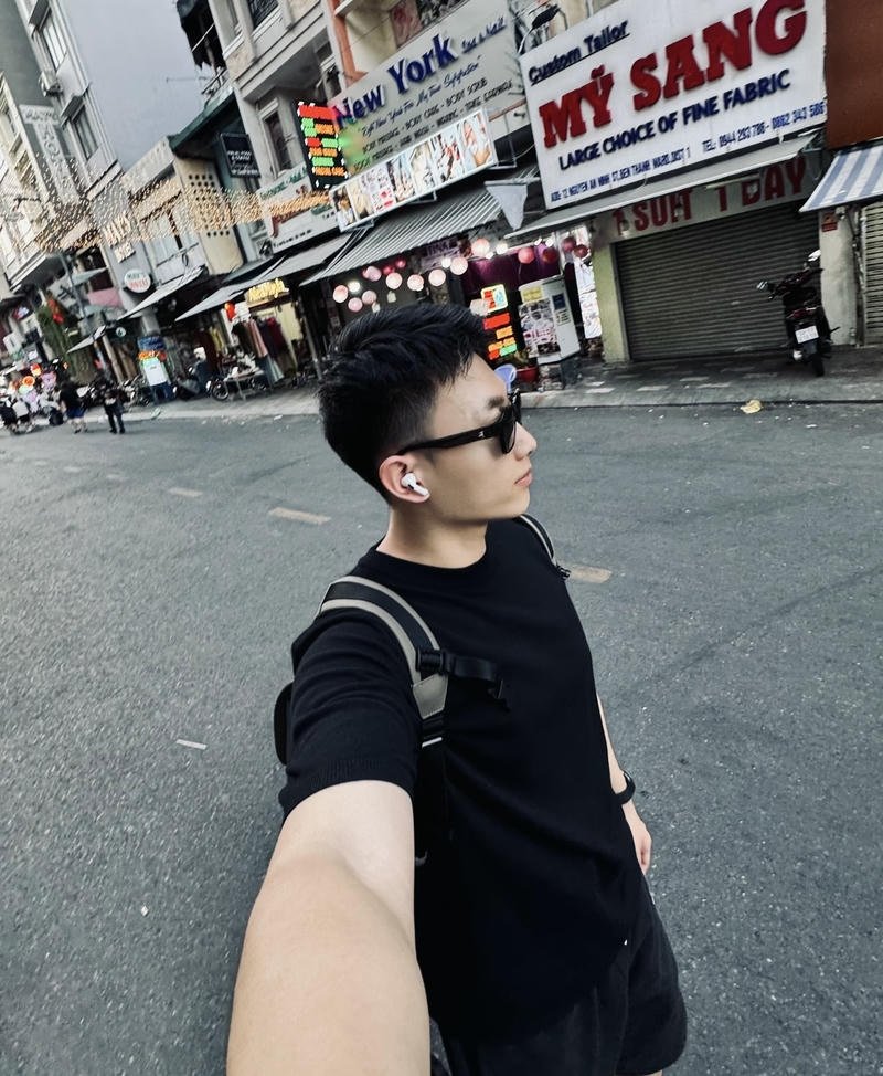 Chàng trai Việt Nam với ánh nhìn sâu tự nhiên