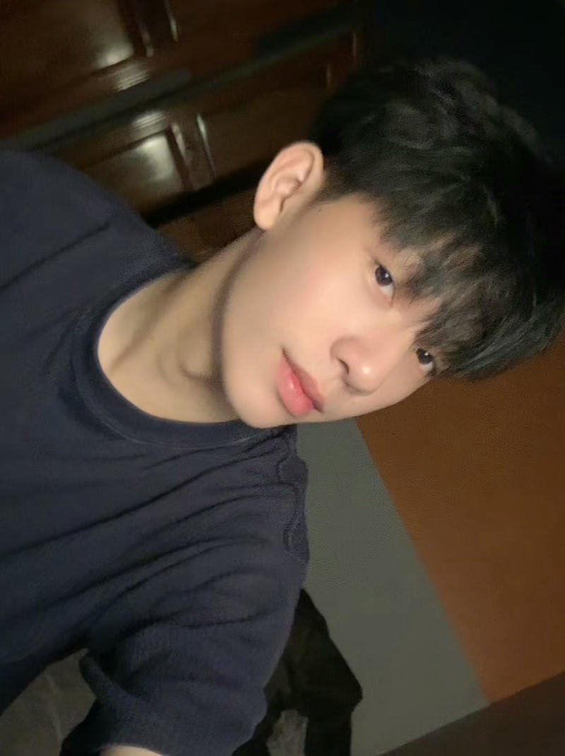 Chàng trai Việt Nam với biểu cảm thân thiện