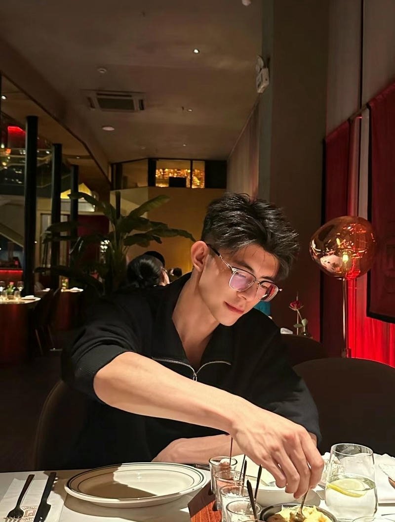 Chàng trai Việt Nam với biểu cảm tự nhiên