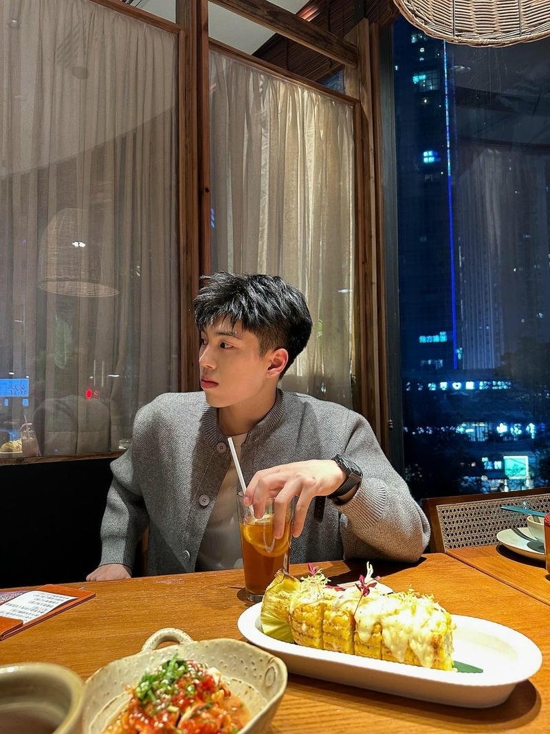 Chàng trai Việt Nam với gương mặt sáng rõ