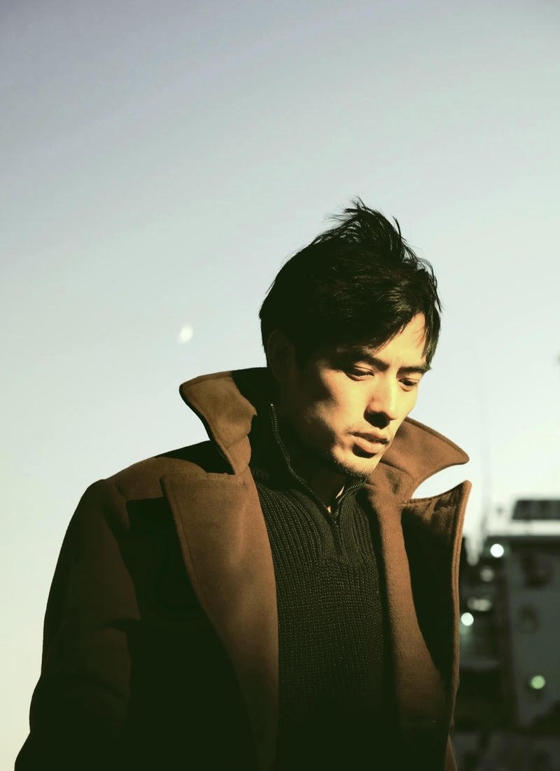 Chàng trai bước đi chậm rãi giữa không gian tĩnh lặng buồn