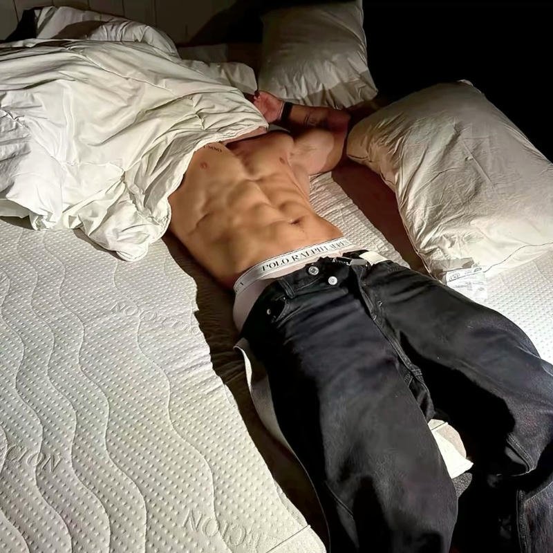 Chàng trai cơ bụng săn chắc che mặt đầy bí ẩn