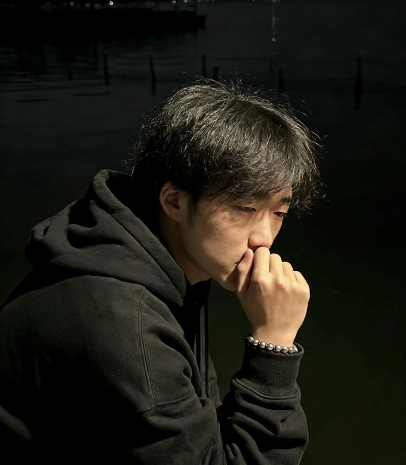 Chàng trai cúi đầu lặng im giữa không gian yên tĩnh buồn